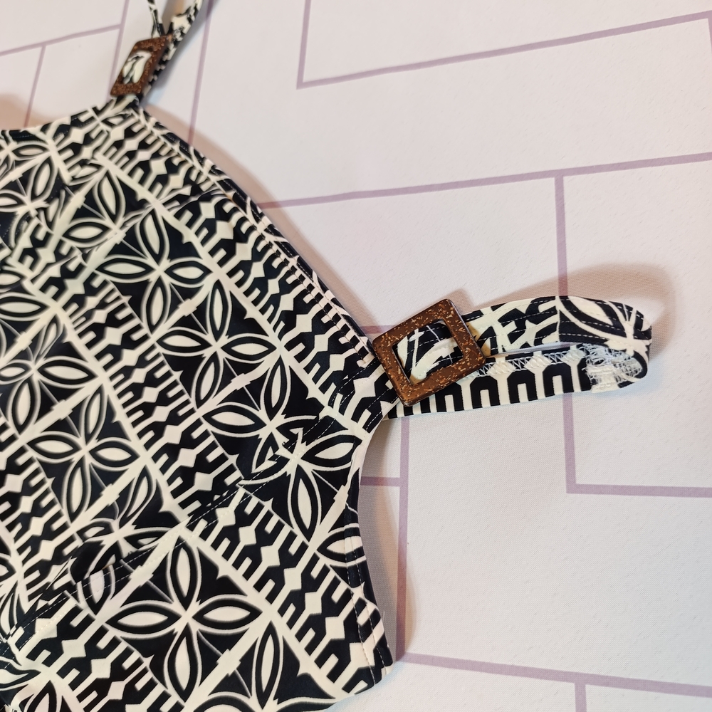 Geometric Black and White Top with Buckle
